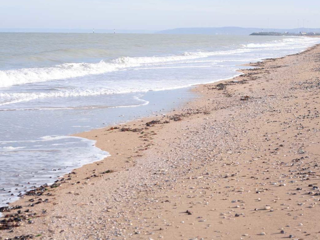 Берег накрыла волна: Француз зарылся на пляже в яму и погиб