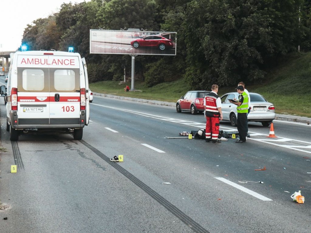 Перебегал 4-полосную дорогу: на Набережном шоссе грузовик Mercedes насмерть сбил пешехода (ФОТО)