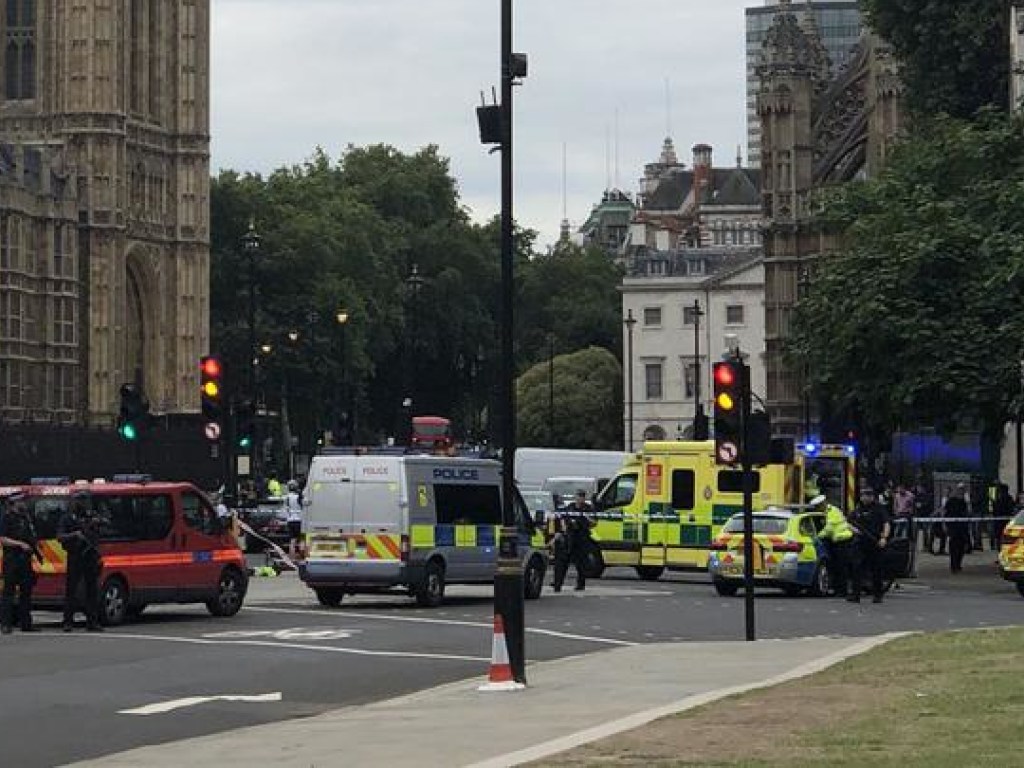 В ограду парламента Великобритании влетел автомобиль, есть пострадавшие (ФОТО)