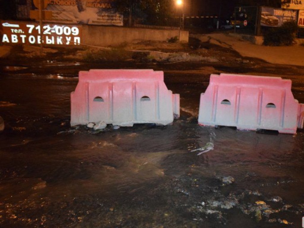 Из-за прорыва канализации в Николаеве в Южный Буг несет  тонны фекалий (ФОТО, ВИДЕО)