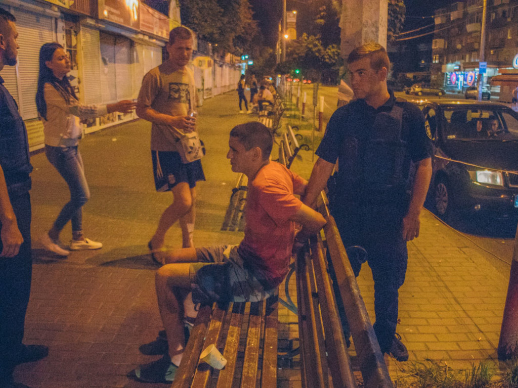 На Нивках в Киеве пьяная компания напала на девушек (ФОТО, ВИДЕО)