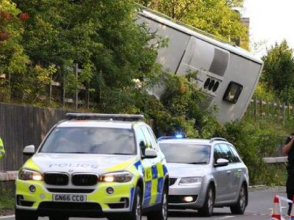В Великобритании перевернулся автобус с пассажирами, пострадали более 40 человек (ФОТО)
