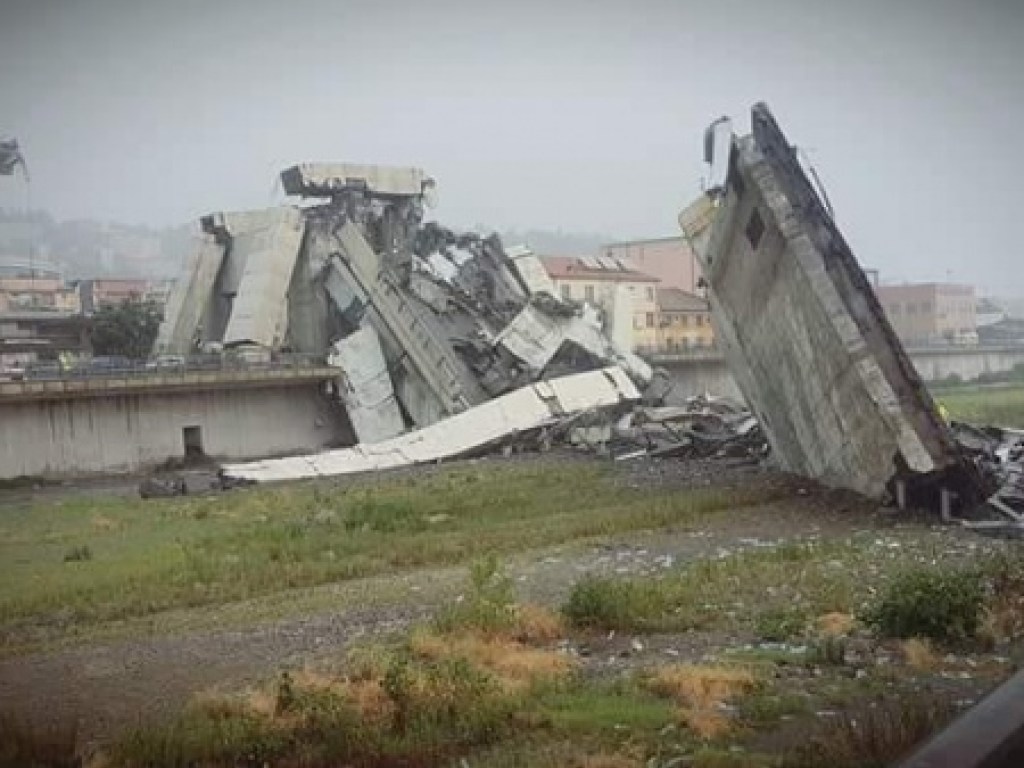 Обрушение моста в Италии: под завалами нашли нескольких выживших