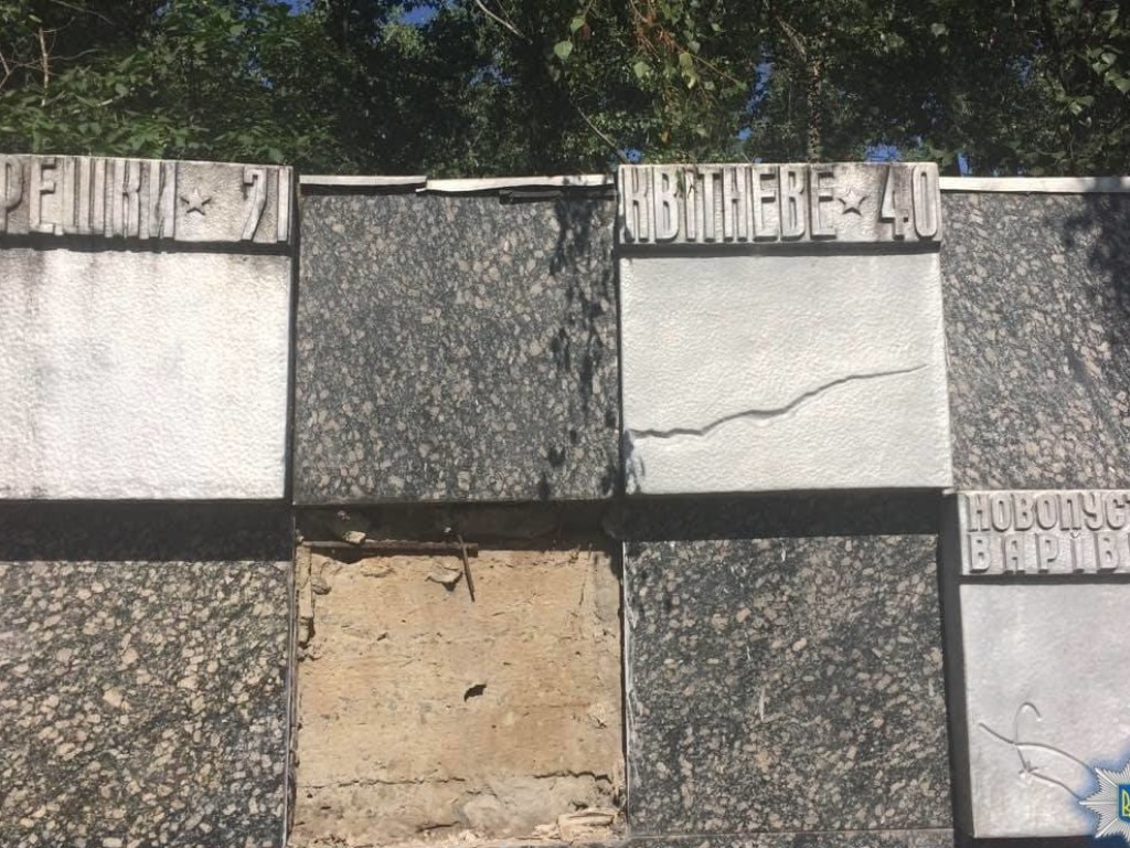 Под Киевом задержали вандала, который сдал на металлолом табличку с памятника погибшим воинам (ФОТО)