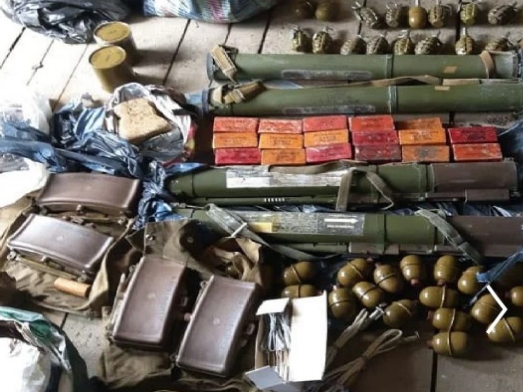 Гранатометы и гранаты: В киевском гараже обнаружили арсенал нелегального оружия (ФОТО)