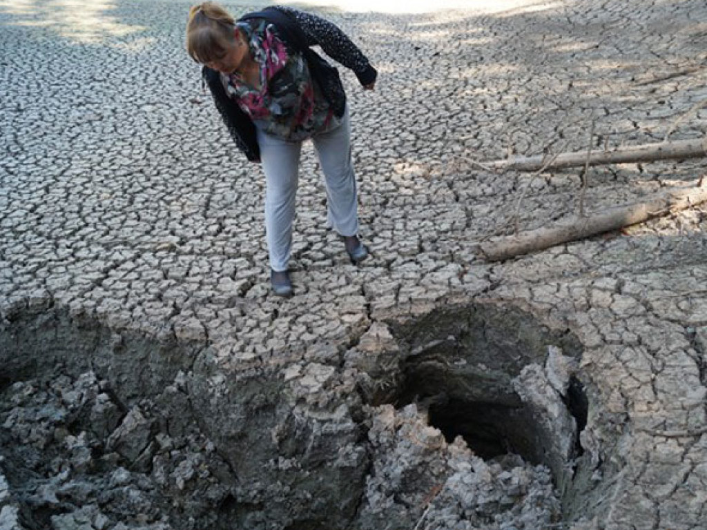 Как на другой планете: под Керчью практически полностью высохло озеро (ФОТО)