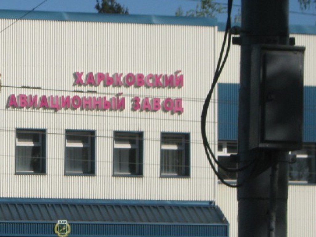 Не платили зарплату: в Харькове работник завода угрожал перерезать себе горло ножом