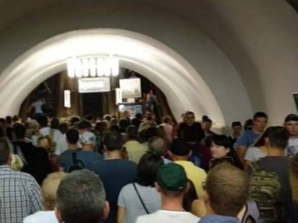 ЧП на метро «Вокзальная» в Киеве: женщина на эскалаторе потеряла сознание (ФОТО)