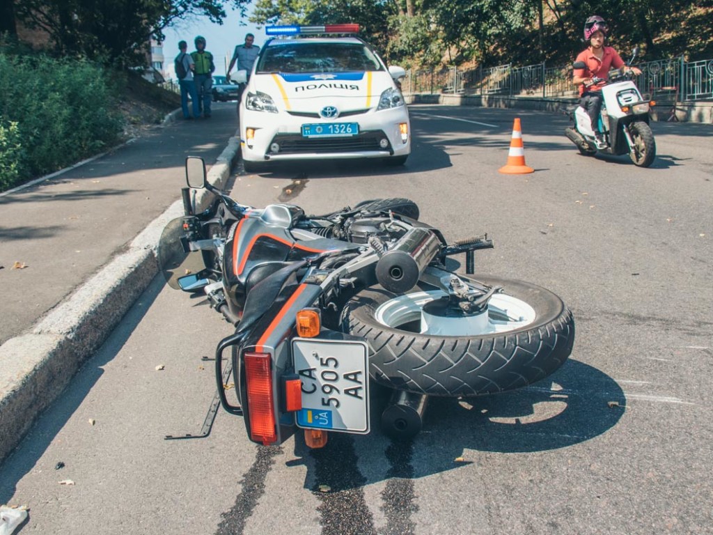 В Киеве мотоциклистка въехала в лоб Skoda: девушку увезла «скорая» (ФОТО, ВИДЕО) 