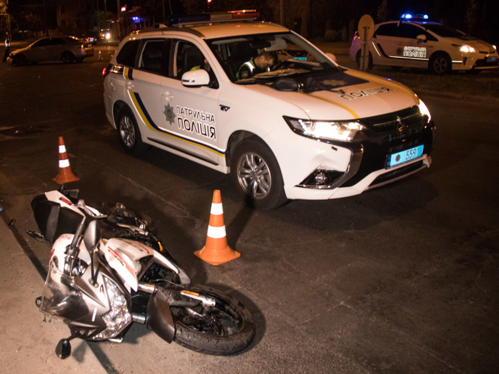 В Святошинском районе Киева Honda протаранила мотоцикл с девушкой (ФОТО, ВИДЕО)