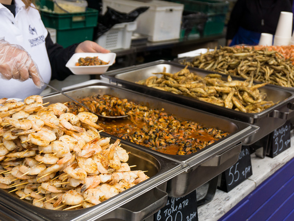 90% торговцев уличной едой в Киеве не имеют лицензии на продажу – эксперт