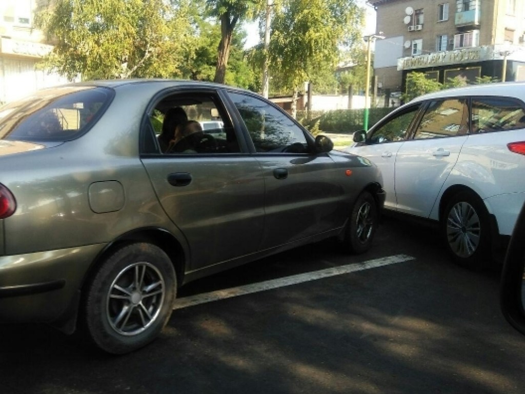 У торгового центра в Запорожье столкнулись два автомобиля (ФОТО)