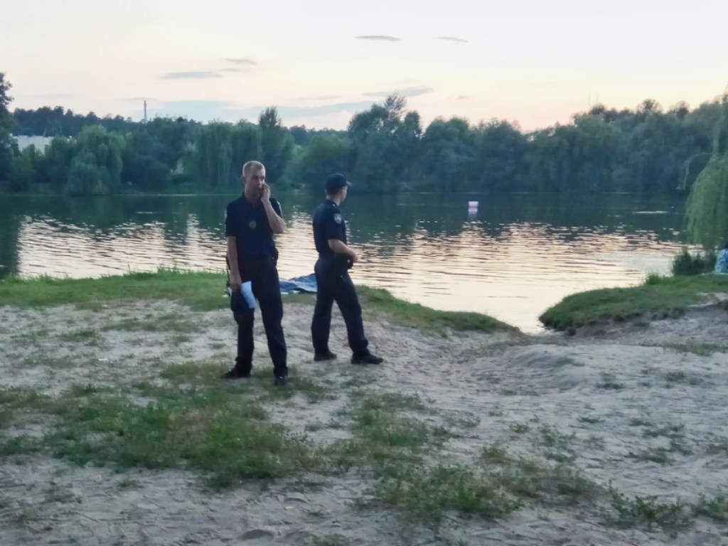Трагический случай на столичном озере: мужчина пошел купаться с дочкой и утонул (ФОТО)