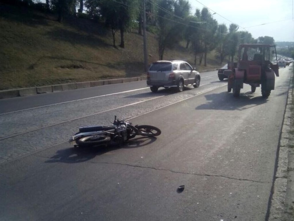 В центре Харькова столкнулись трактор и мотоцикл: есть пострадавшие (ФОТО)