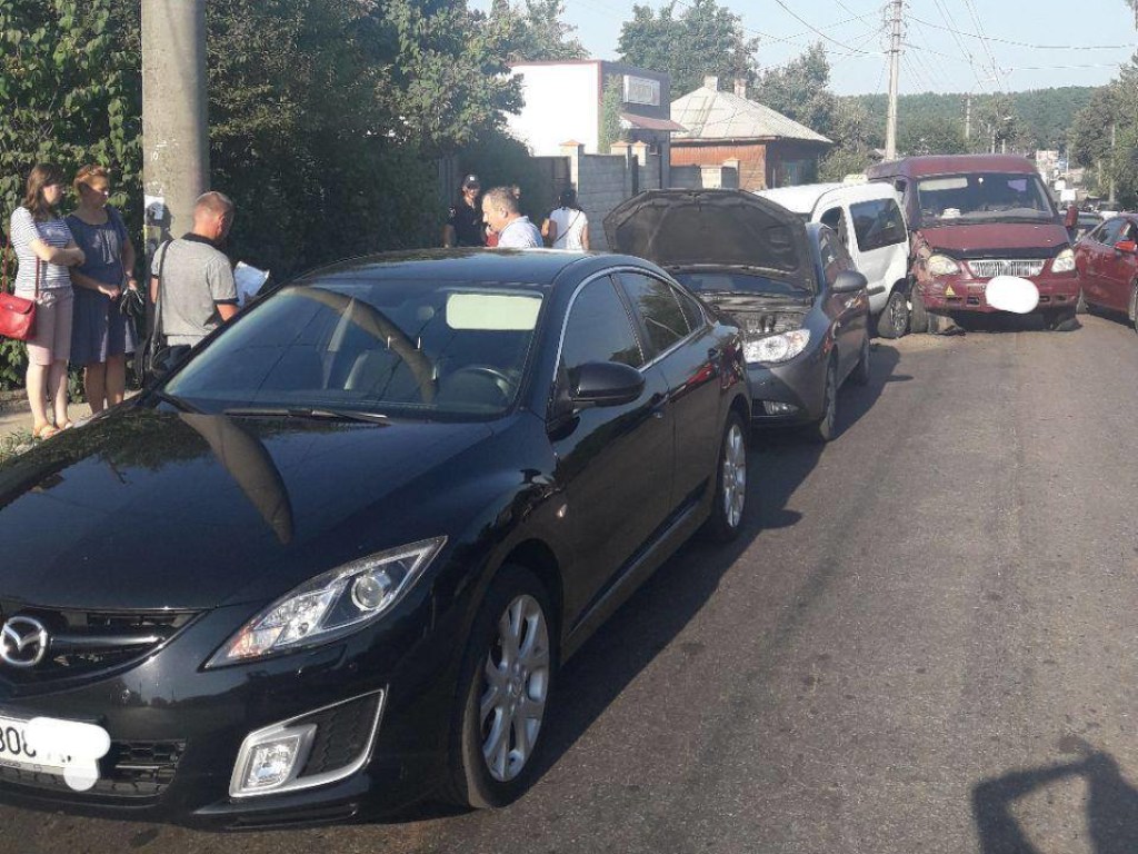 Массовое ДТП в Чернигове: Столкнулись четыре автомобиля (ФОТО)