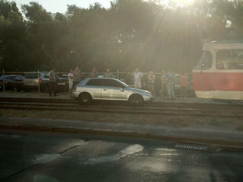 На столичной Троещине неизвестные на «евробляхах» вылетели на трамвайные пути и бросили авто (ФОТО)