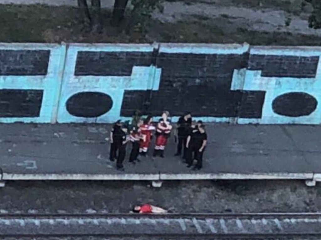 В Киеве девушка прыгнула под поезд (ФОТО)