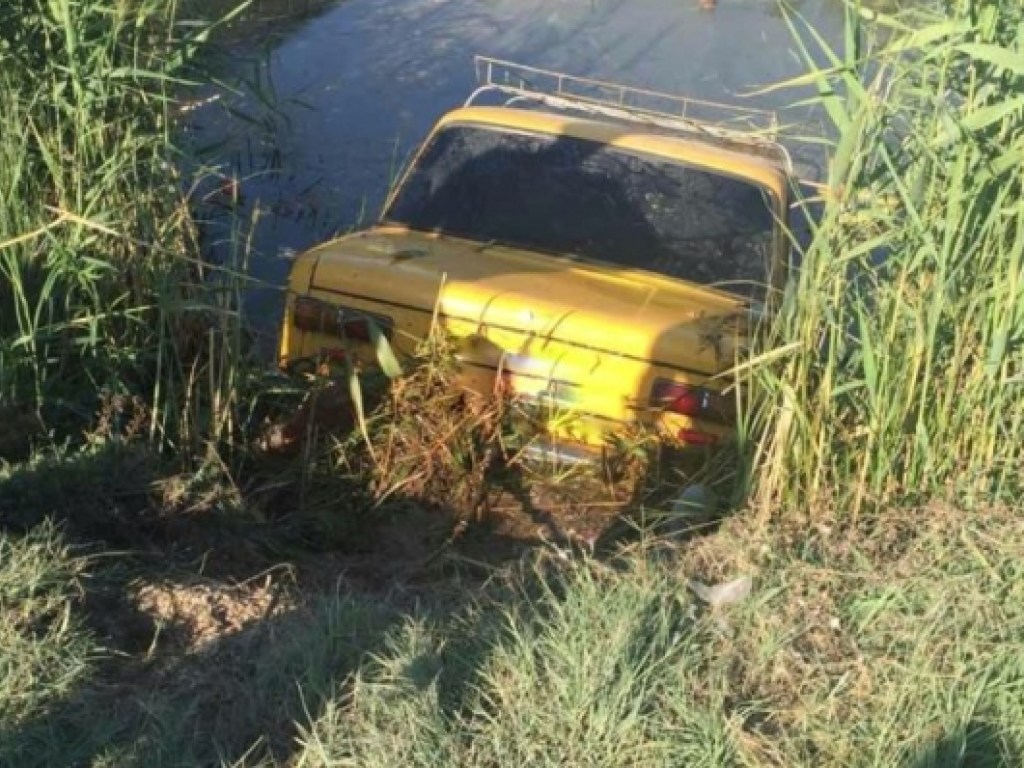 На Херсонщине автомобиль заехал в пруд (ФОТО)
