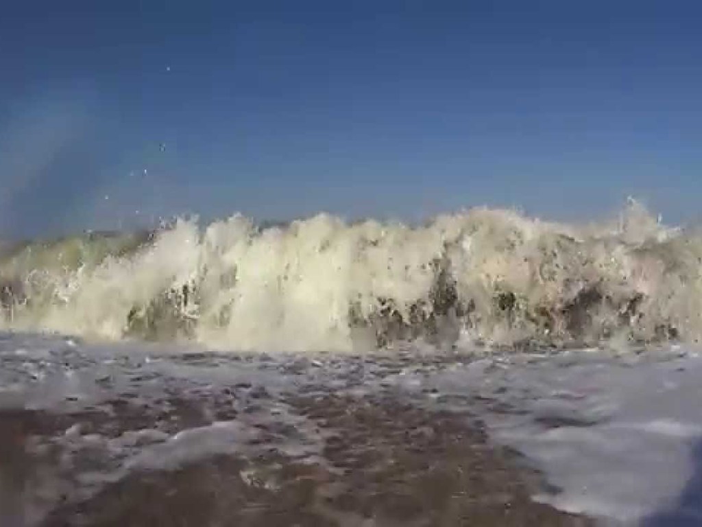 Осторожно: В Азовском море обещают волны до метра в высоту