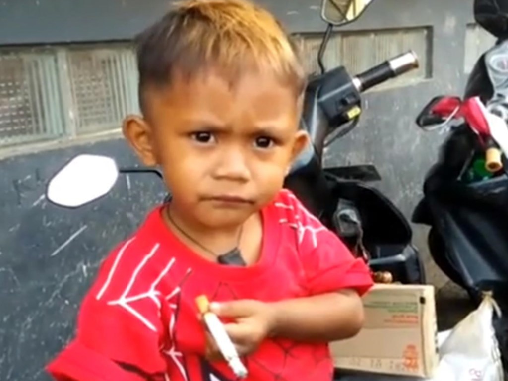 Курильщик  с пеленок: 2-летний малыш в Индонезии курит по 40 сигарет в день (ВИДЕО)