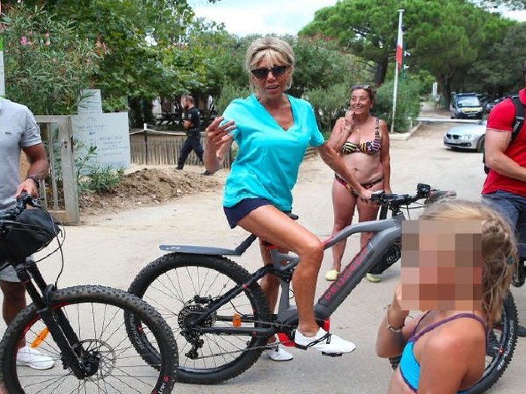 65-летняя Брижит Макрон произвела фурор в коротких шортах на велосипеде (ФОТО)