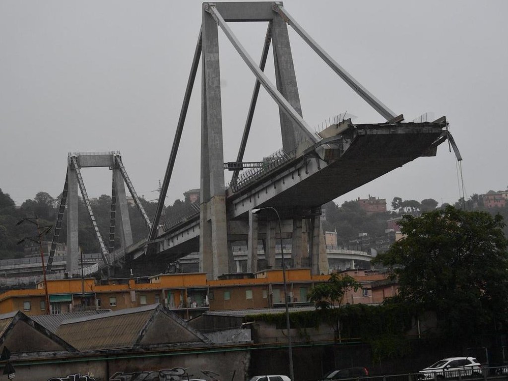 Обвал моста в Италии: под завалами могут находиться до 20 человек