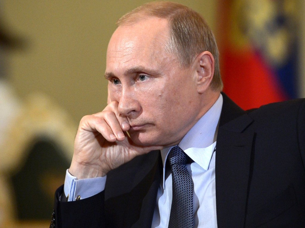 Очередной конфуз: во время форума помощники Путина пытались «освежить» лицо лидера РФ