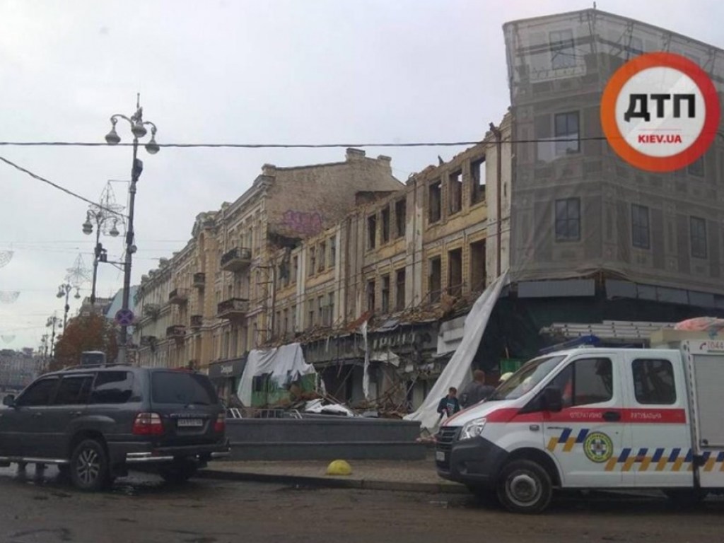 Ночной ураган в Киеве: на Крещатике обрушилась часть здания (ФОТО)