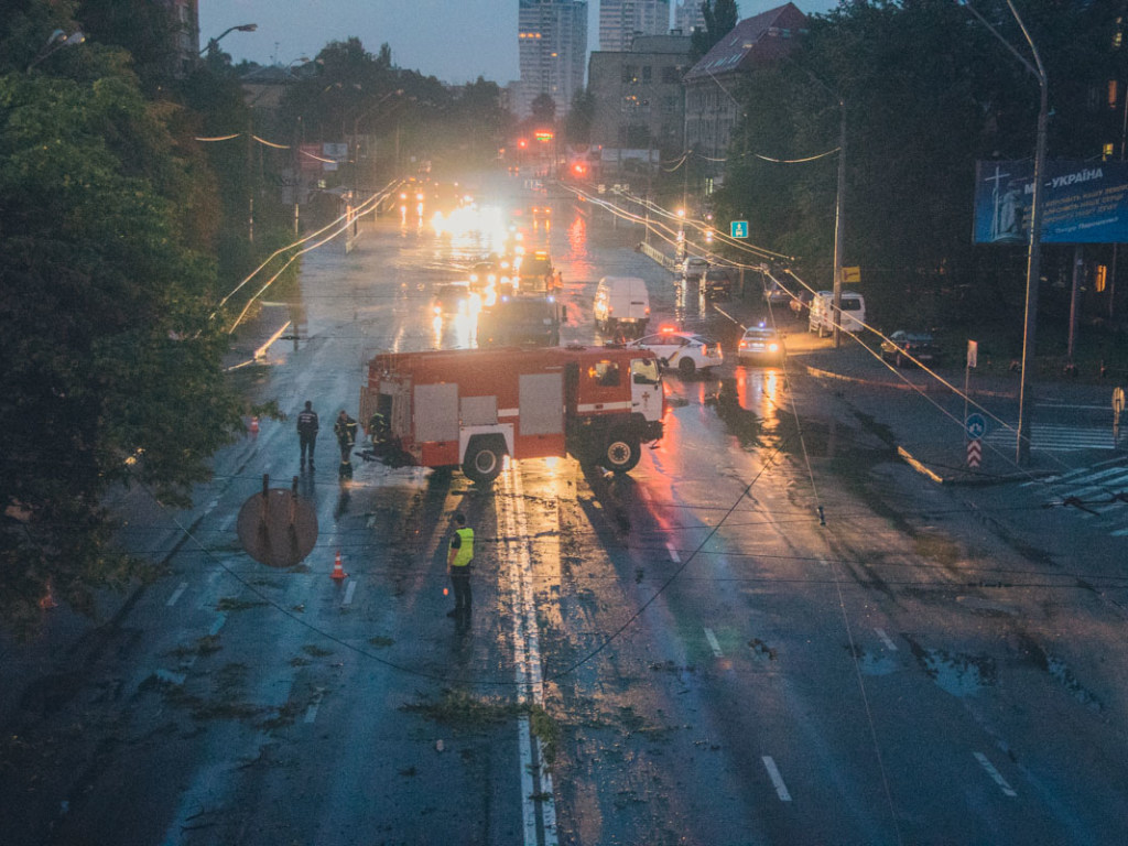 Ночной ураган в Киеве: затопило подземный элитный магазин (ВИДЕО)