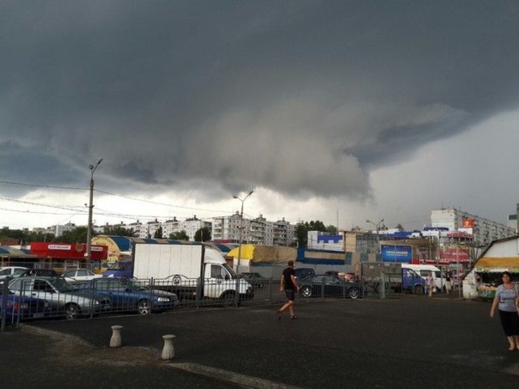 Город накрыло вихрем: по Харькову пронесся торнадо (ВИДЕО)