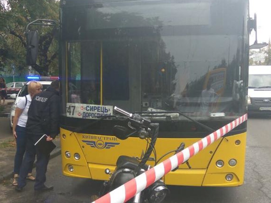 Конфликт на дороге: в Киеве мотоциклист подстрелил водителя троллейбуса (ФОТО)