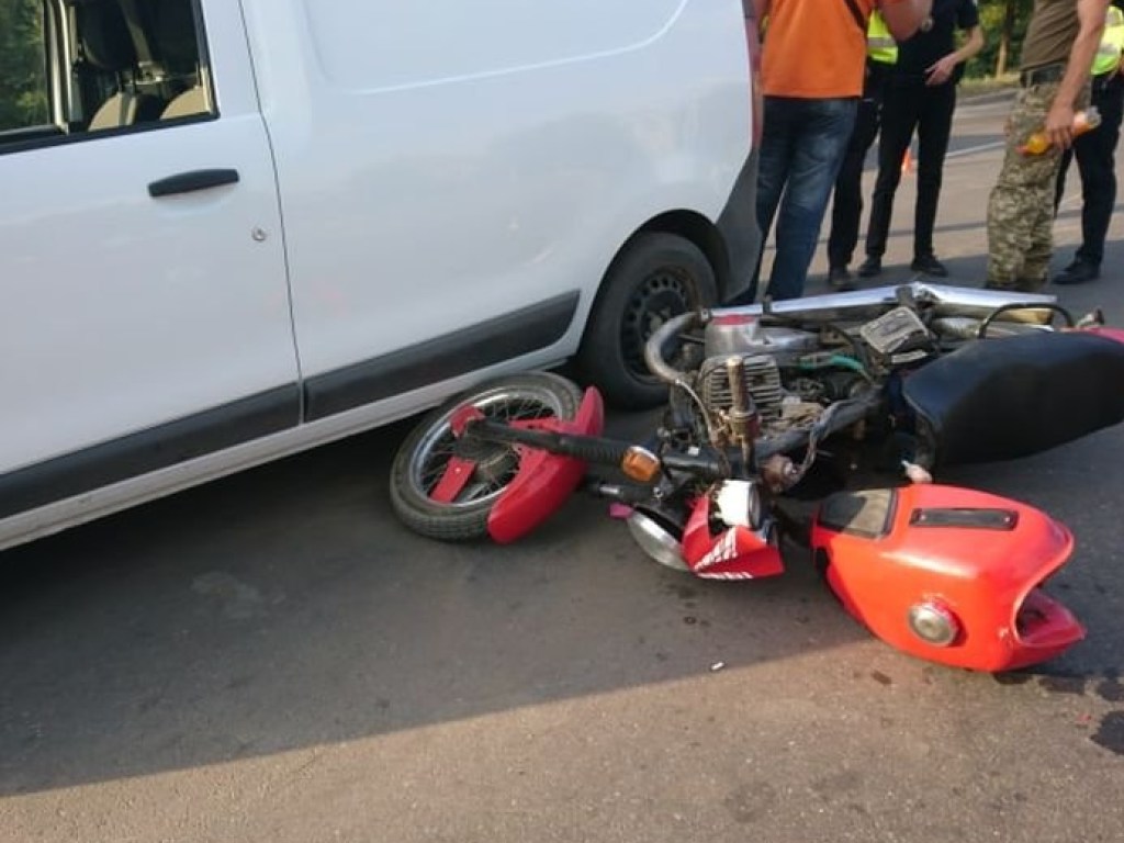 ДТП в Николаеве: у пешеходного перехода военный на мотоцикле влетел в Renault (ФОТО)