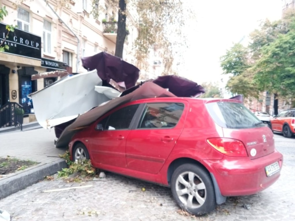 Ночной ураган в Киеве: рухнувшая кровля здания накрыла легковушку (ФОТО)