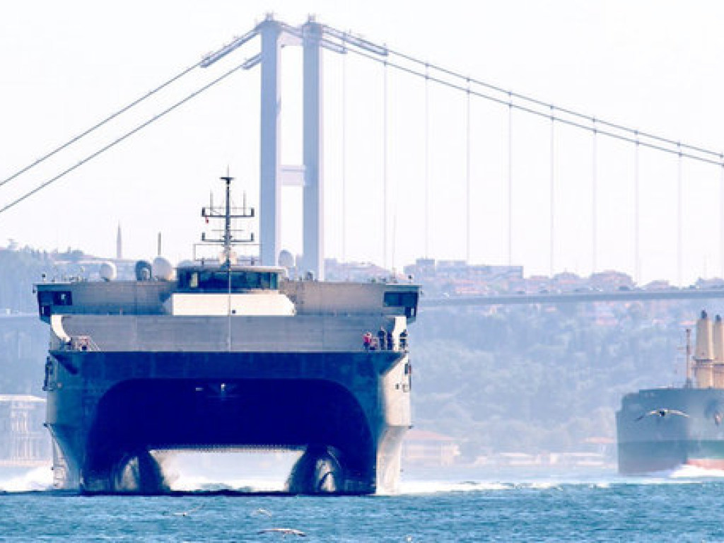 В Черном море заметили новейший десантный катамаран ВМС США (ФОТО)