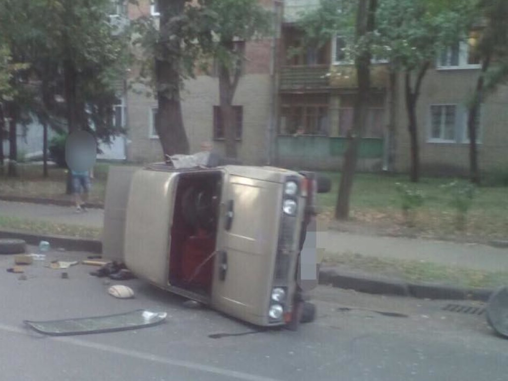 Авто перевернулось на бок: в Харькове столкнулись ВАЗ и иномарка (ФОТО)