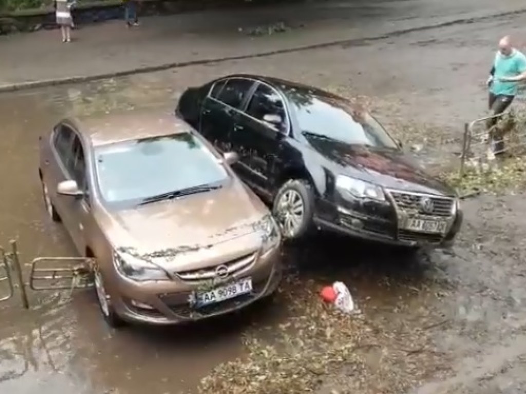 Ночной ливень в Киеве: из-за потопа столкнулись две припаркованные иномарки  (ФОТО, ВИДЕО)