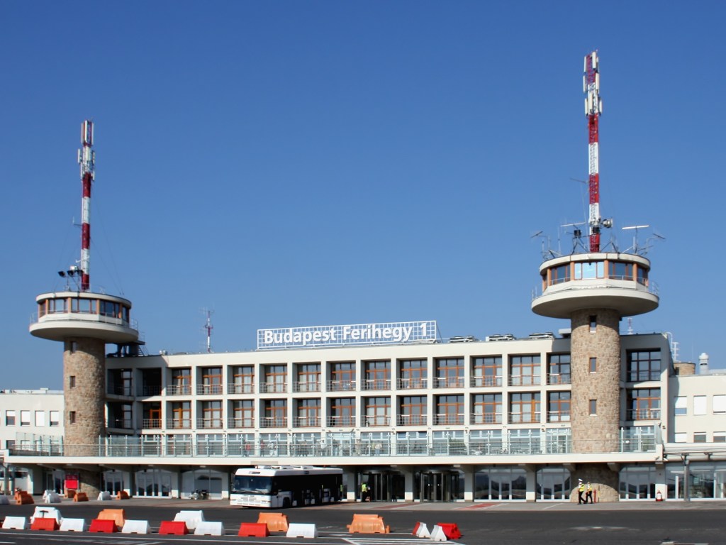 Из РФ в Венгрию доставили радиоактивный контейнер: аэропорт закрыли
