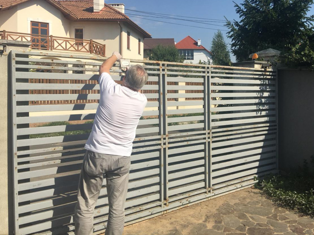 Под Одессой тяжелые металлические ворота упали на 6-летнего мальчика (ФОТО)