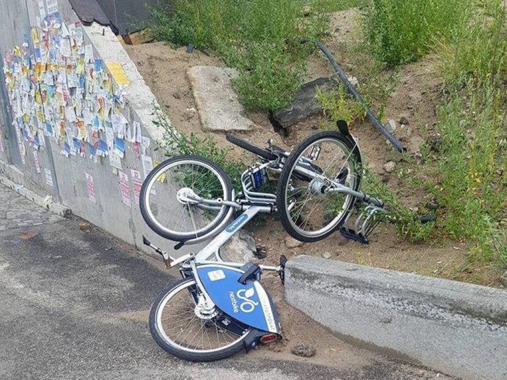 В Киеве уничтожили открытую Кличко точку проката велосипедов (ФОТО)