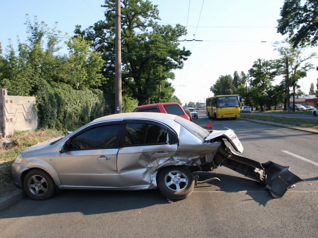 На проспекте Богдана Хмельницкого в Днепре столкнулись Volvo и Chevrolet: пострадал мужчина (ФОТО)