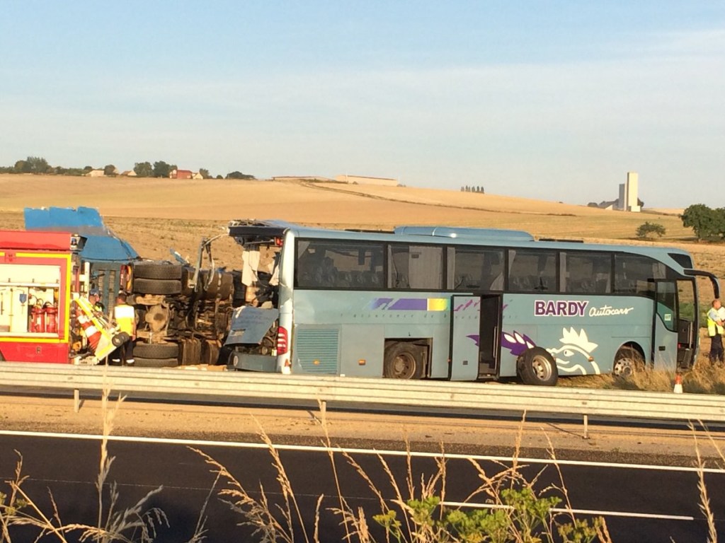 Во Франции грузовик протаранил автобус с детьми, пострадали девять человек (ФОТО, ВИДЕО)