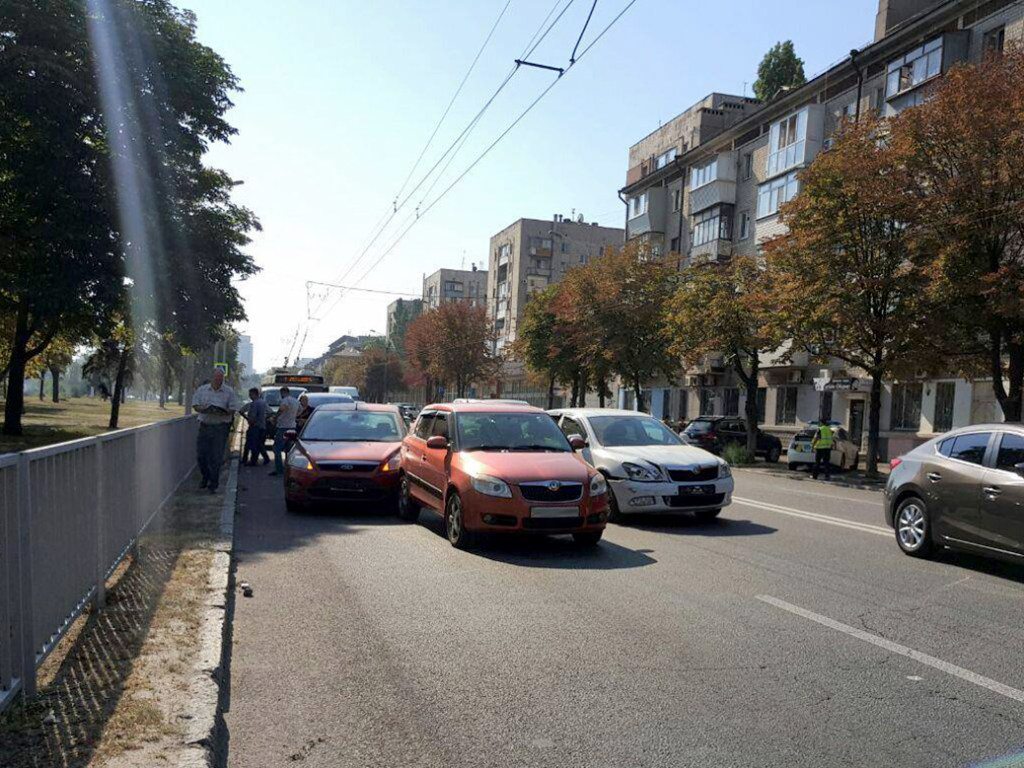 Массовое ДТП в Днепре: Столкнулись 4 авто, образовалась гигантская пробка (ФОТО)