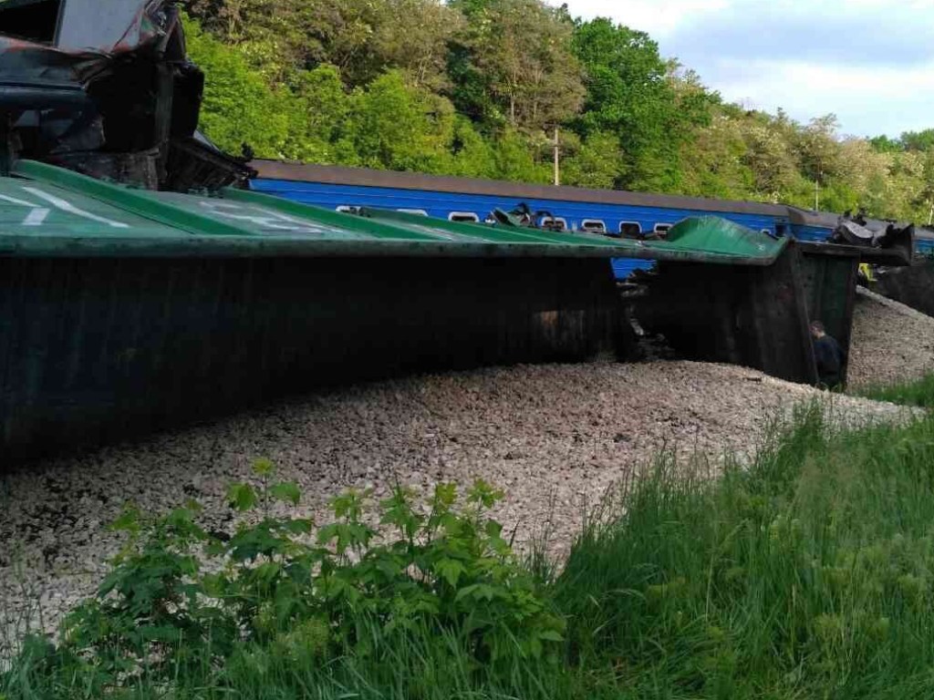 В Хмельницкой области фура столкнулась с грузовым поездом, погиб водитель