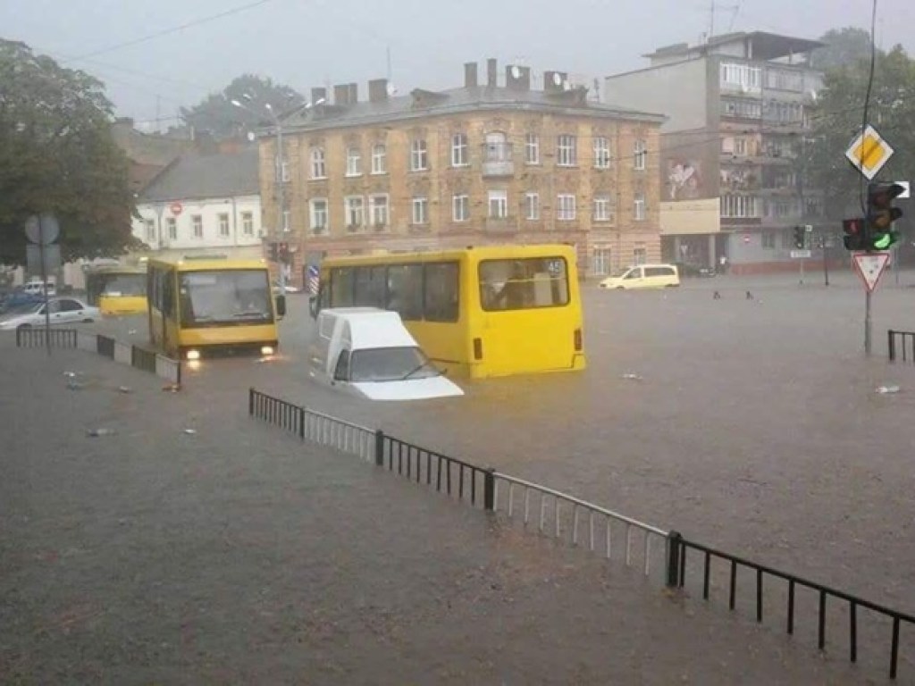 Улицы Львова затопило: автомобили поплыли в воде как «катера» (ФОТО, ВИДЕО)