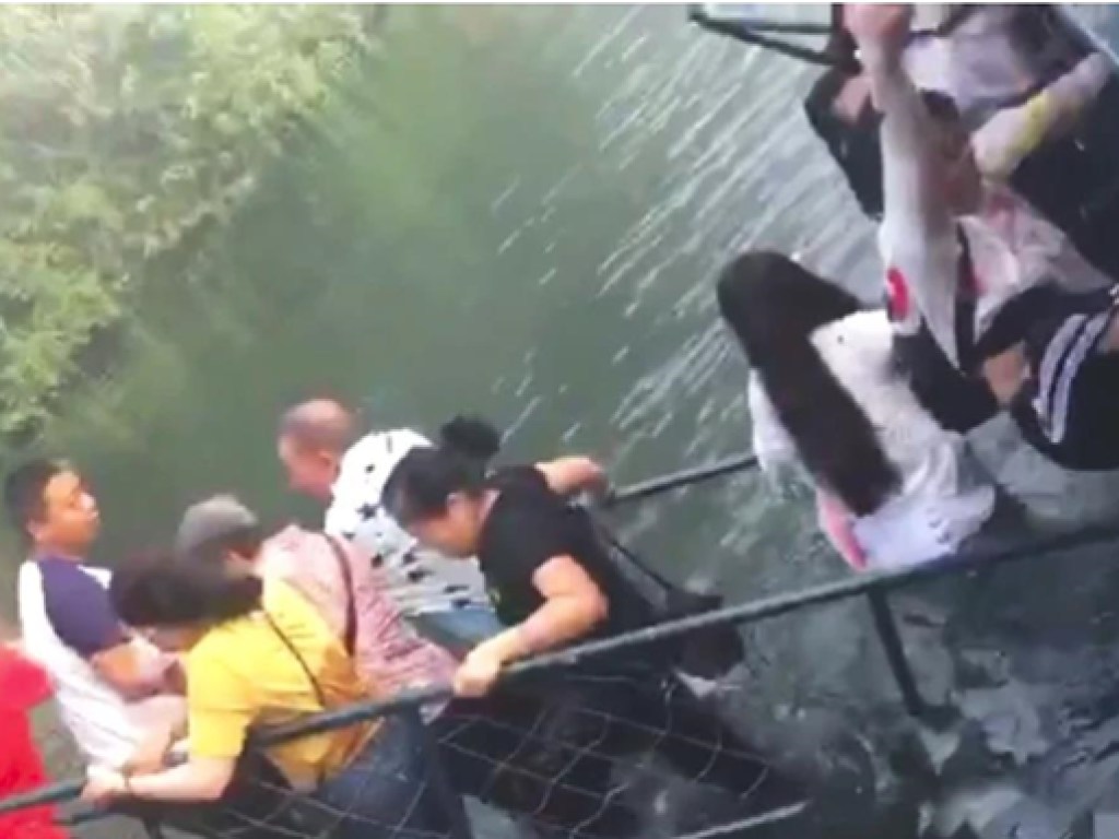Опасное селфи: Турист попытался сфотографироваться и обрушил мост с людьми (ФОТО)