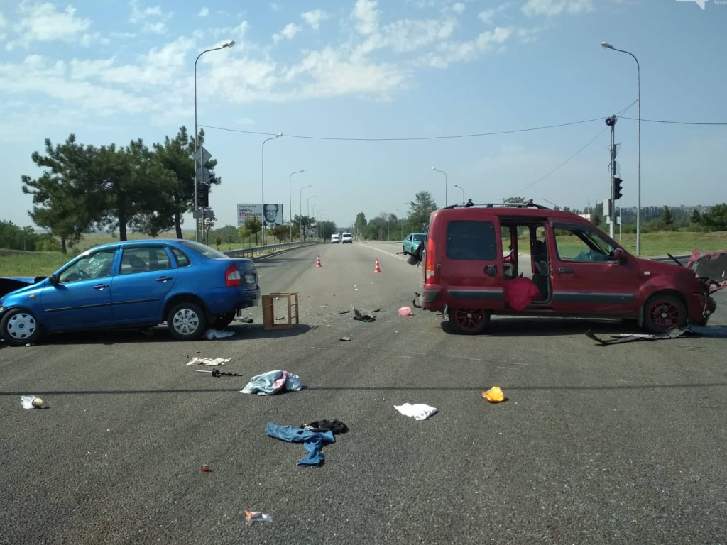 Утреннее ДТП в Запорожье: Столкнулись 2 автомобиля, пятеро пострадавших (ФОТО)
