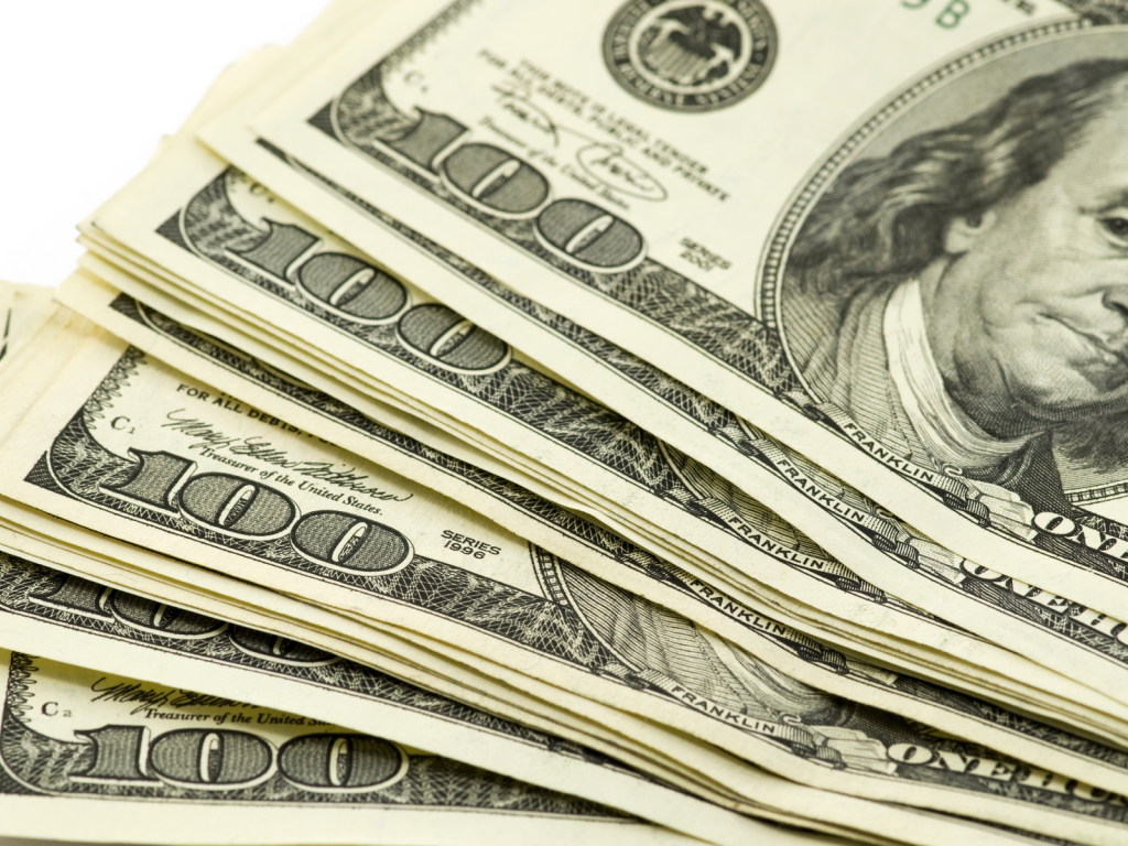 НБУ установил официальный курс на уровне 27,67 гривны за доллар