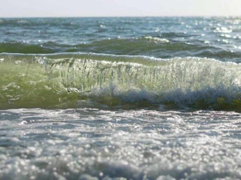 Метровые волны: в Азовском море возле Запорожья начало штормить (ФОТО)