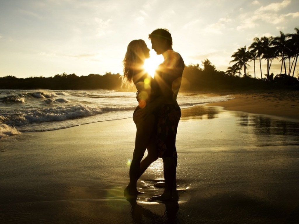 Пара занялась сексом на пляже среди бела дня (ФОТО, ВИДЕО)