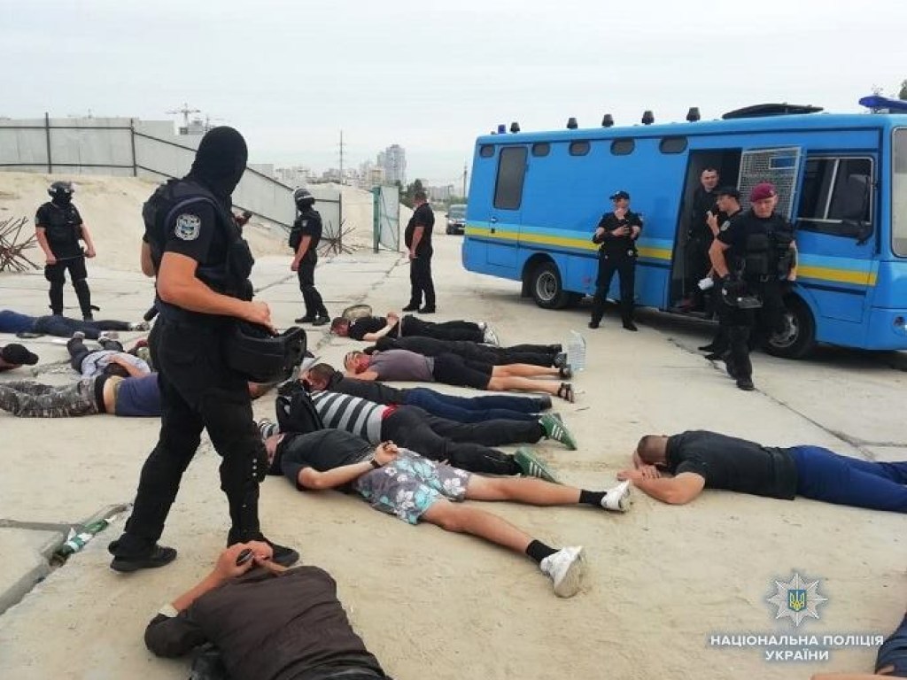 На столичных Осокорках полиция задержала на стройке 40 человек со щитами и оружием (ФОТО)